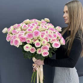 Букет из 19 высоких пионовидных кустовых роз