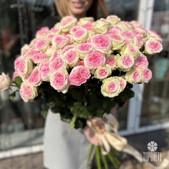 Букет из 25 кустовых пионовидных роз 70см