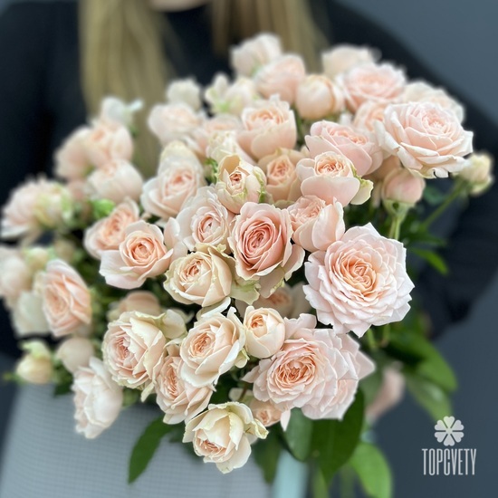 Букет из 11 розовых кустовых роз 40см