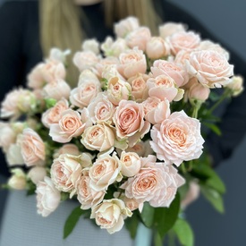 Букет из 11 розовых кустовых роз 40см