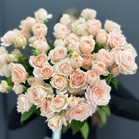 Букет из 11 розовых кустовых роз 40см