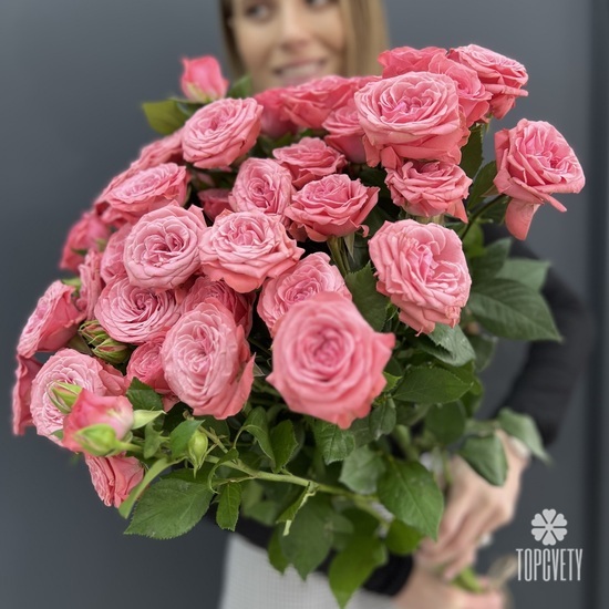 Букет из 7 кустовых роз 80см