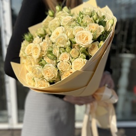 Букет из 25 кремовых кустовых роз 50см