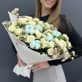 Букет из 25 кустовых роз Джозефина Хамелациума и хлопка 50см