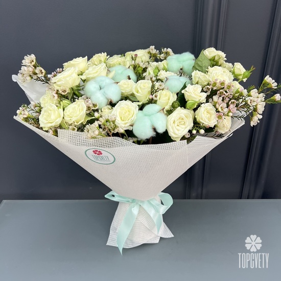 Букет из 25 кустовых роз Джозефина Хамелациума и хлопка 50см