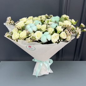 Букет из 25 кустовых роз Джозефина Хамелациума и хлопка 50см