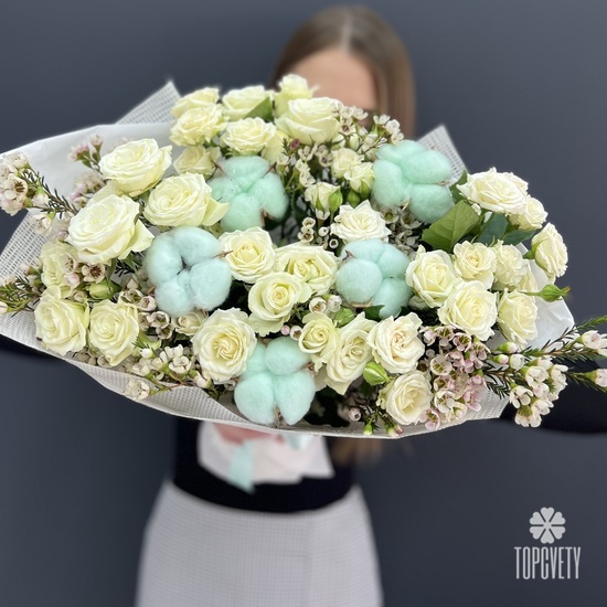 Букет из 25 кустовых роз Джозефина Хамелациума и хлопка 50см