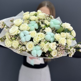 Букет из 25 кустовых роз Джозефина Хамелациума и хлопка 50см