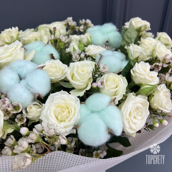 Букет из 25 кустовых роз Джозефина Хамелациума и хлопка 50см