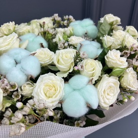 Букет из 25 кустовых роз Джозефина Хамелациума и хлопка 50см