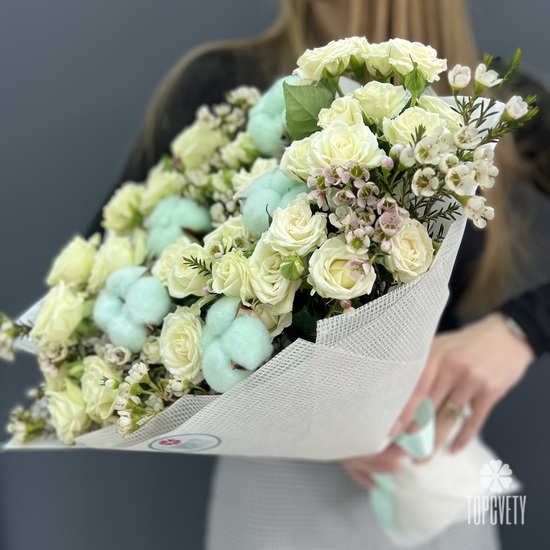 Букет из 25 кустовых роз Джозефина Хамелациума и хлопка 50см