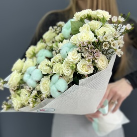 Букет из 25 кустовых роз Джозефина Хамелациума и хлопка 50см