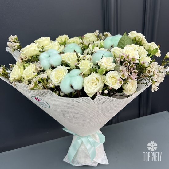 Букет из 25 кустовых роз Джозефина Хамелациума и хлопка 50см