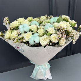 Букет из 25 кустовых роз Джозефина Хамелациума и хлопка 50см