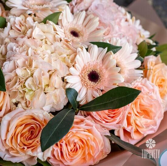 Букет из гербер, гортензий и роз