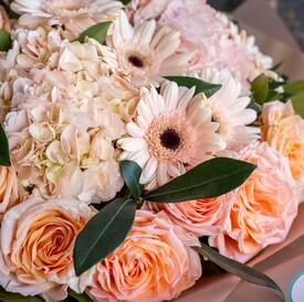 Букет из гербер, гортензий и роз