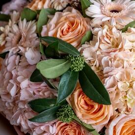 Букет из гербер, гортензий и роз