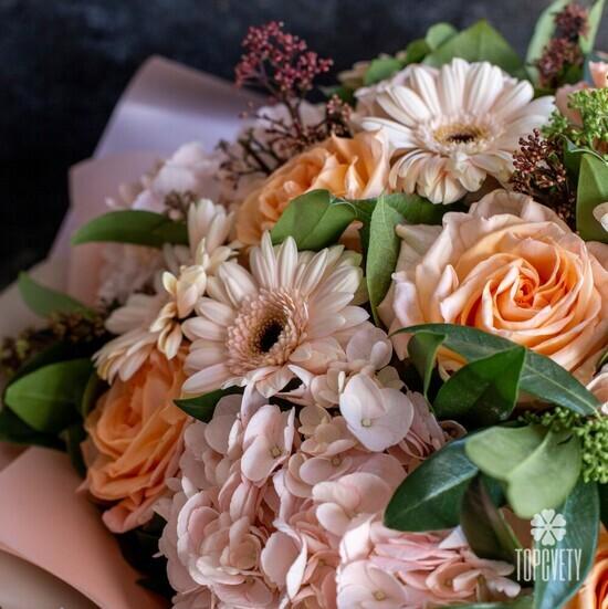 Букет из гербер, гортензий и роз