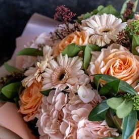 Букет из гербер, гортензий и роз