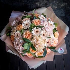 Букет из гербер, гортензий и роз