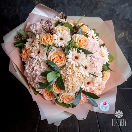 Букет из гербер, гортензий и роз