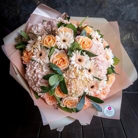 Букет из гербер, гортензий и роз