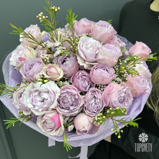 Букет из 11 пионовидных кустовых роз 