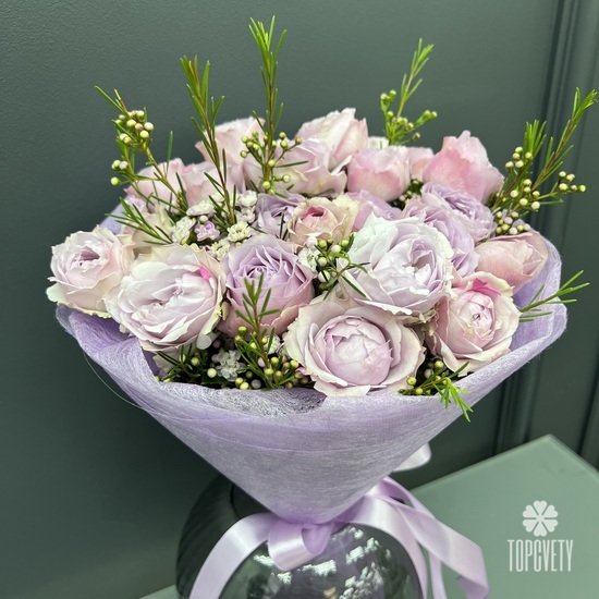 Букет из 11 пионовидных кустовых роз 