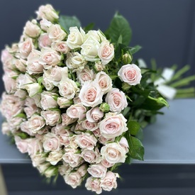 Букет из 35 нежно розовых кустовых роз 50см