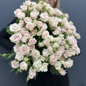 Букет из 35 нежно розовых кустовых роз 50см