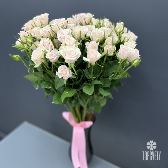 Букет из 15 нежных кустовых роз 50см