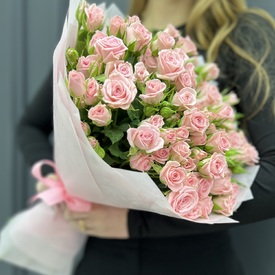 Букет из 19 розовых кустовых роз 50см
