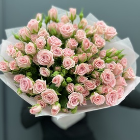 Букет из 19 розовых кустовых роз 50см