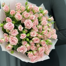 Букет из 19 розовых кустовых роз 50см