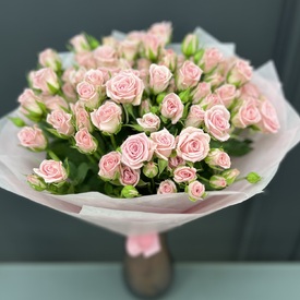 Букет из 19 розовых кустовых роз 50см