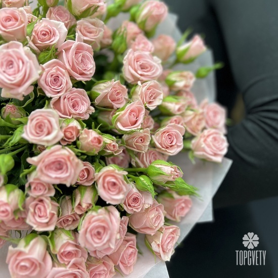 Букет из 19 розовых кустовых роз 50см