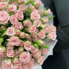 Букет из 19 розовых кустовых роз 50см