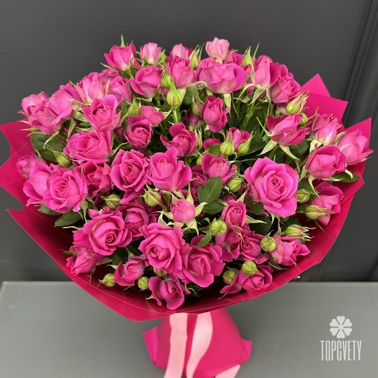 Букет из 15 малиновых кустовых роз
