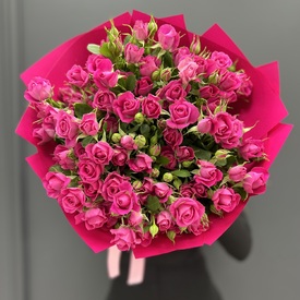 Букет из 15 малиновых кустовых роз