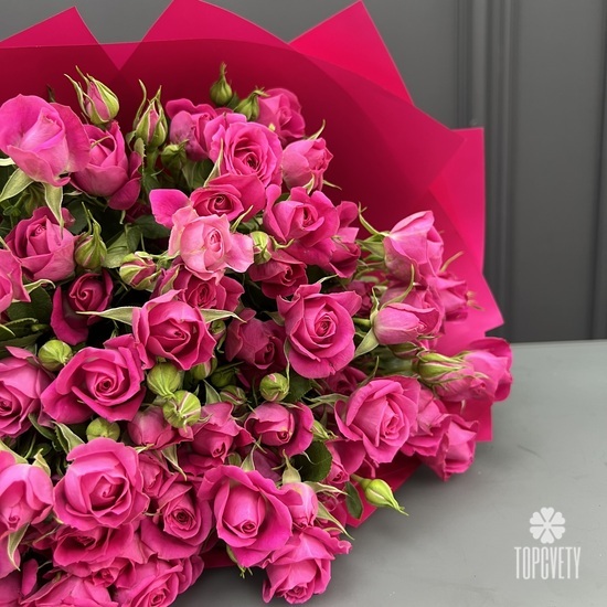 Букет из 15 малиновых кустовых роз