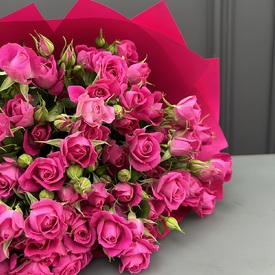 Букет из 15 малиновых кустовых роз