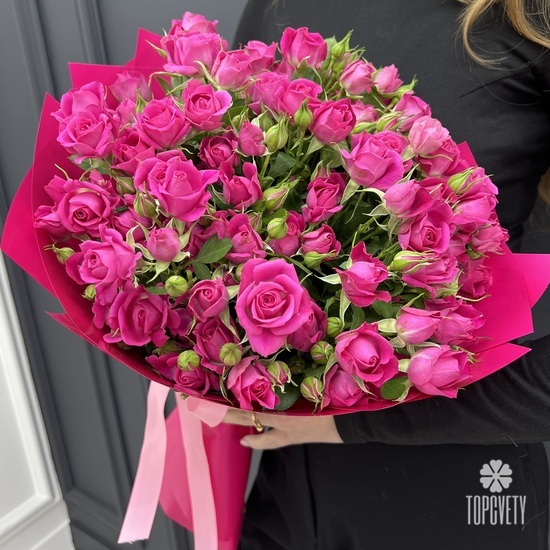 Букет из 15 малиновых кустовых роз