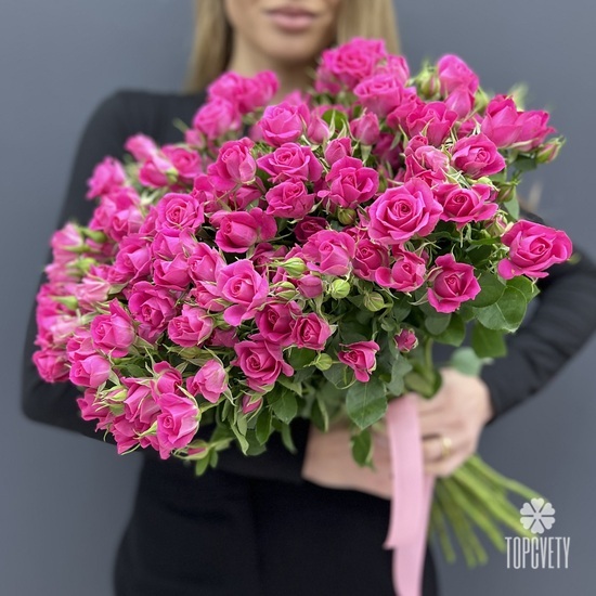 Букет из 25 малиновых кустовых роз