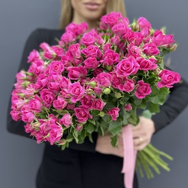 Букет из 25 малиновых кустовых роз