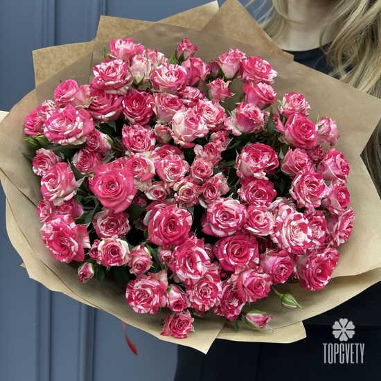 Букет из 15 кустовых роз в крафте 