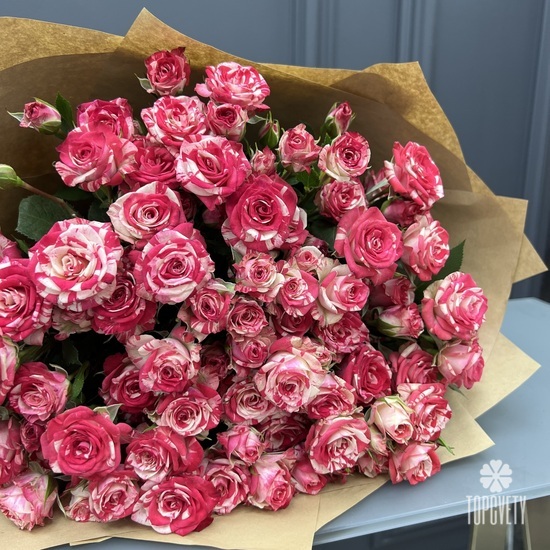 Букет из 15 кустовых роз в крафте 