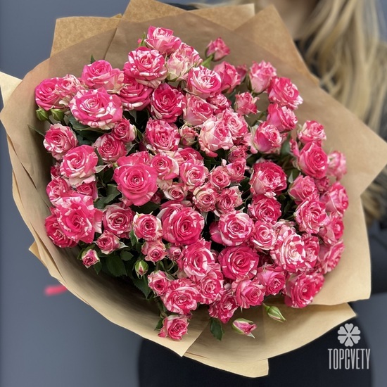 Букет из 15 кустовых роз в крафте 