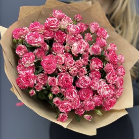 Букет из 15 кустовых роз в крафте 