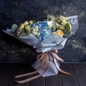 Букет из кустовых роз, гортензий и гермини 