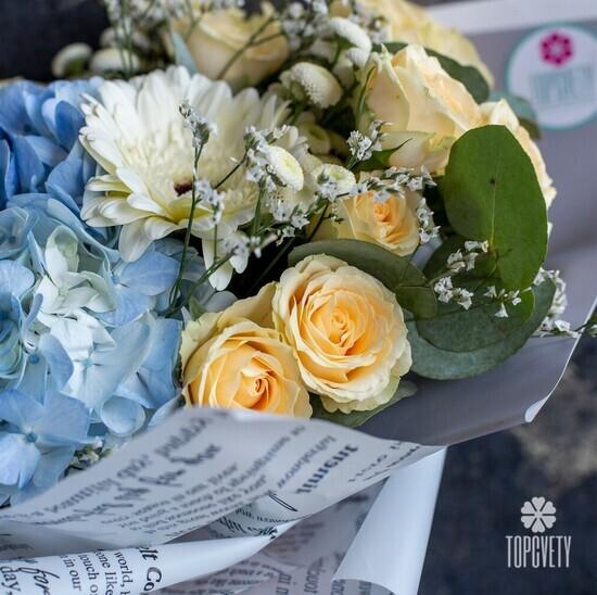 Букет из кустовых роз, гортензий и гермини 